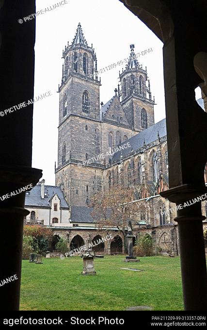 08 December 2021, Saxony-Anhalt, Magdeburg: View of Magdeburg Cathedral. Christmas Eve 400 visitors are allowed into the house of worship