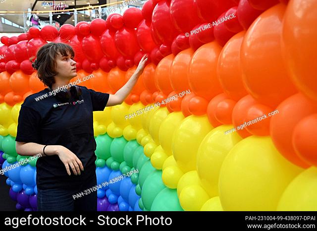 04 October 2023, Thuringia, Erfurt: Gesche Pelters from Ballonetti works on setting up the ""Balloon Worlds"" exhibition in the ""Thüringen-Park"" shopping...