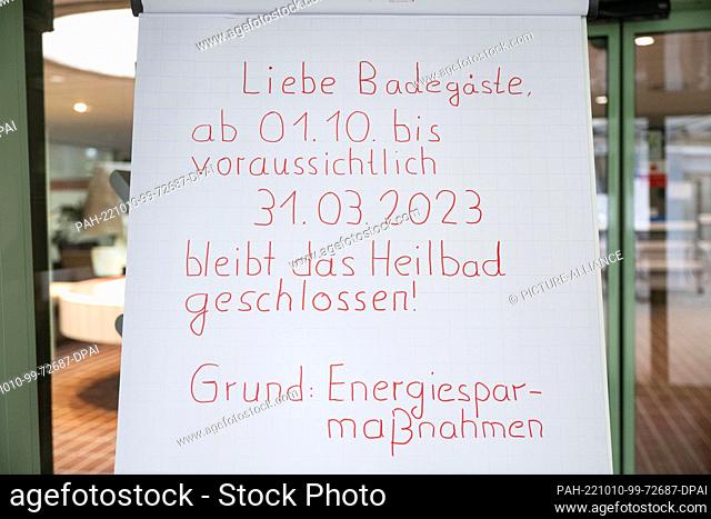 10 October 2022, Baden-Württemberg, Ludwigsburg: A sign in the entrance area of the Hoheneck spa indicates the temporary closure of the spa due to energy-saving...