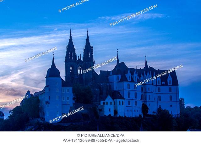 15 October 2019, Saxony, Meißen: After sunset you can see the cathedral of Meißen and the Albrechtsburg castle. The cathedral is dedicated to St