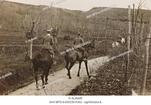 Album Campagna di guerra 1915-1916-1917-1918, tenente Jack Bosio: soldiers on horseback, shot 1916