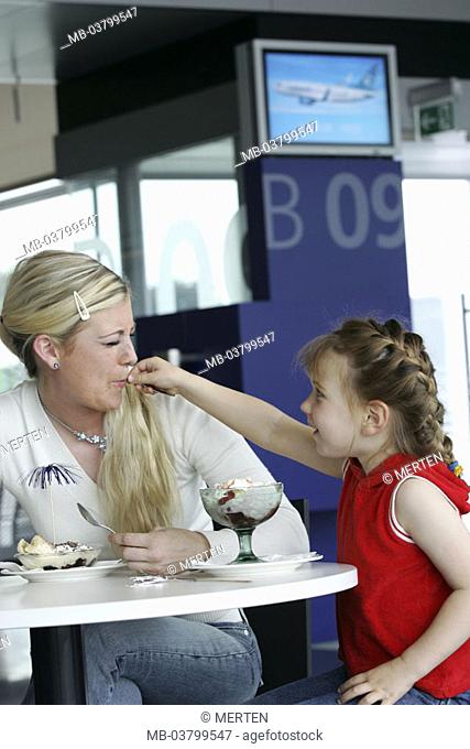 Airport terminal, attendant area, mother,  Daughter, Eisessen, feeds, mutual  Series, woman, young, 20-30 years, blond, long-haired, Gesichtsaudruck, child