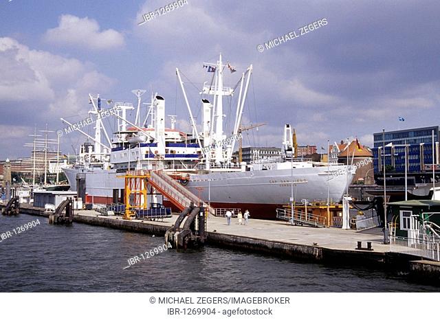 Cargo ship Cap San Diego, now a museum ship at the overseas bridge, Niederhafen, Port of Hamburg on the Elbe River, Hanseatic City of Hamburg, Germany, Europe