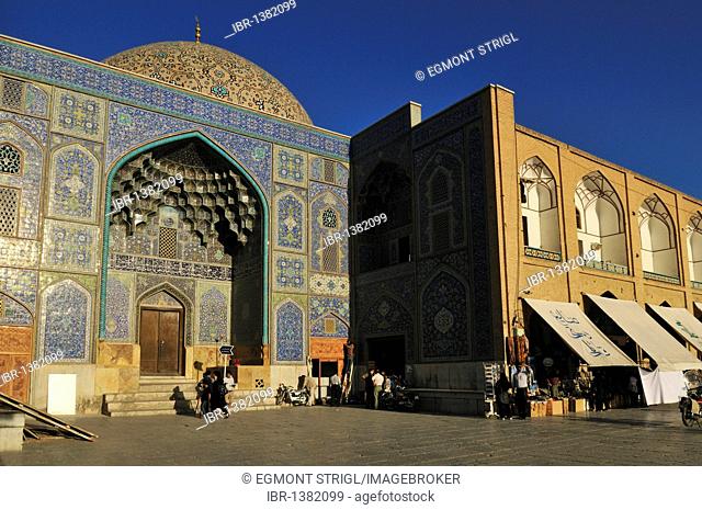 Meidan-e Emam, Naqsh-e Jahan, Imam Square with Sheik Lotfollah, Lotf Allah Mosque, UNESCO World Heritage Site, Esfahan, Isfahan, Iran, Persia, Asia
