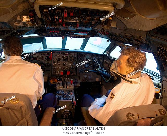 Puppen-Piloten im Cockpit eines alten Flugzeugs / Dummy pilots in cockpit of an old plane