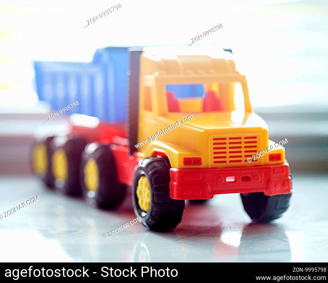 Toy Ttipper Truck, Industrial Vehicle, Plastic Dump Truck Yellow with Big Wheel for Earth Moving Works at Construction Site