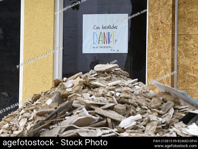 12 August 2021, North Rhine-Westphalia, Bad Münstereifel: ""A heartfelt thank you to all the helpers"" is written on a sign in a window