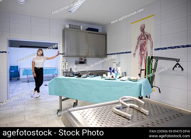 PRODUCTION - 16 August 2023, Baden-Württemberg, Geislingen an der Steige: Funeral director Emily Maichle stands in the entrance to the treatment room of the...