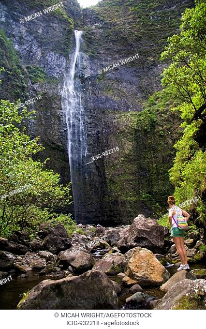 The Kalalau Trail on the North Shore, is Kauai's best known and most strenuous hike. The scenery and desolate beaches along this 11 mile route are stunning