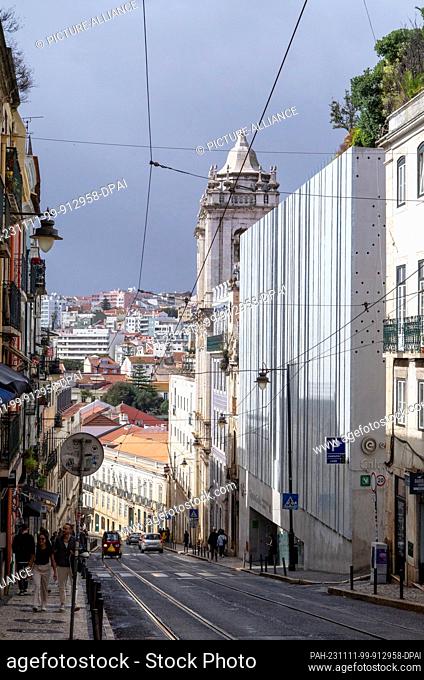 PRODUCTION - 27 October 2023, Portugal, Lissabon: Excursionists walk along Calcada do Combro street in Lisbon's Bairro Alto district