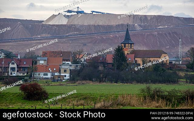 17 December 2020, Saxony-Anhalt, Zielitz: The tailings pile of the Zielitz potash plant towers up behind the village of Loitsche