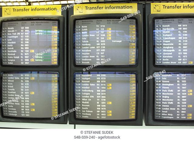 Monitore mit Fluginformation - Flughafen , Monitors with Arrival- and Departure-Information of Flights - Airport ,  fully-released