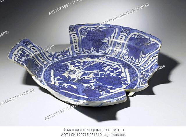 Fragment plate from V.O.C. ship 'Witte Leeuw', Jingdezhen, before 1613, Ming-dynasty (1368-1644) / Wanli-period (1573-1619), porcelain, bone china, h 5