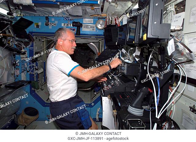 Astronaut John L. Phillips, Expedition 11 NASA ISS science officer and flight engineer, participates in a familiarization session with the Mobile Service System...