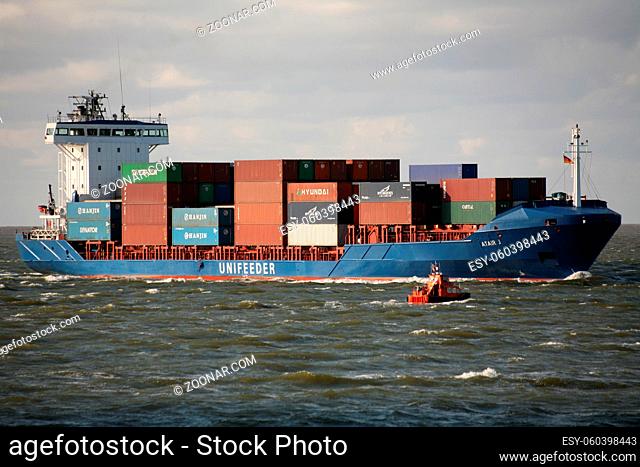 Containerfrachter in der Nordsee vor Cuxhaven