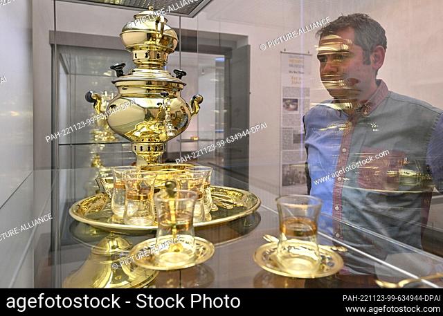 23 November 2022, Brandenburg, Frankfurt (Oder): Tim S. Müller, director of the Museum Viadrina, stands in the new exhibition ""Shiny things for tea...
