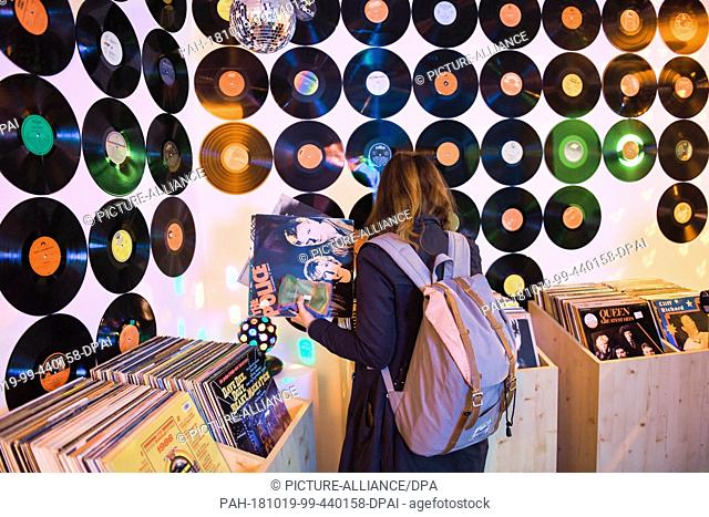 17 October 2018, Berlin: A large selection of records in the 80s pop-up store at Hackescher Markt, which was opened with a party at the start of the Prime...