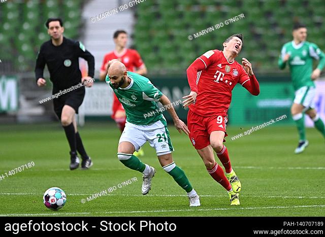 duels, duel Oemer Toprak (Bremen) / l. versus Robert Lewandowski (FC Bayern Munich). GES / Football / 1. Bundesliga: SV Werder Bremen - FC Bayern Munich