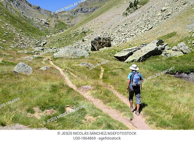 Hiker walking to Anayet peak, in Tena valley  Formigal  Sallent de Gállego  Pyrenees  Huesca province  Aragón  Spain