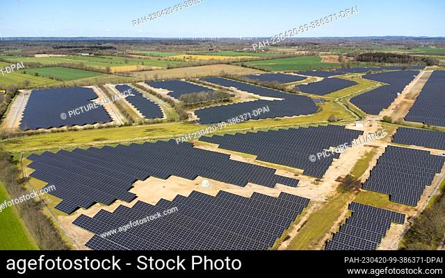 19 April 2023, Schleswig-Holstein, Wasbek: A new solar plant stands next to fields and the highway near Neumünster. Deutsche Bahn and the open-space...