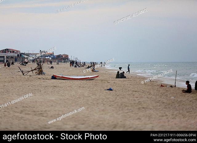 17 December 2023, Palestinian Territories, Rafah: General view of the beach as Palestinian fishermen go fishing, taking a risk to feed their families as Israeli...