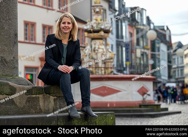 05 January 2022, Rhineland-Palatinate, Trier: Verena Hubertz (SPD) sits at the market cross in Trier. In the 2021 federal election