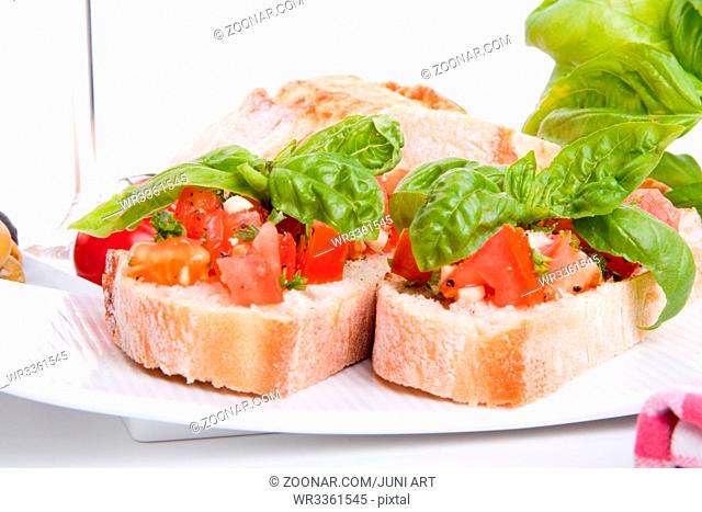 Frische bruschetta mit tomaten und Knoblauch auf einem Teller Isoliert auf weiß
