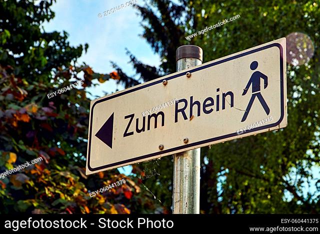 Hinweisschild - Fußweg zum Rhein