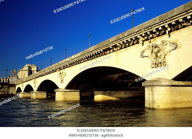 France, Paris, banks of the Seine river listed as World Heritage by UNESCO, Pont d'Iena, view of the Trocadero