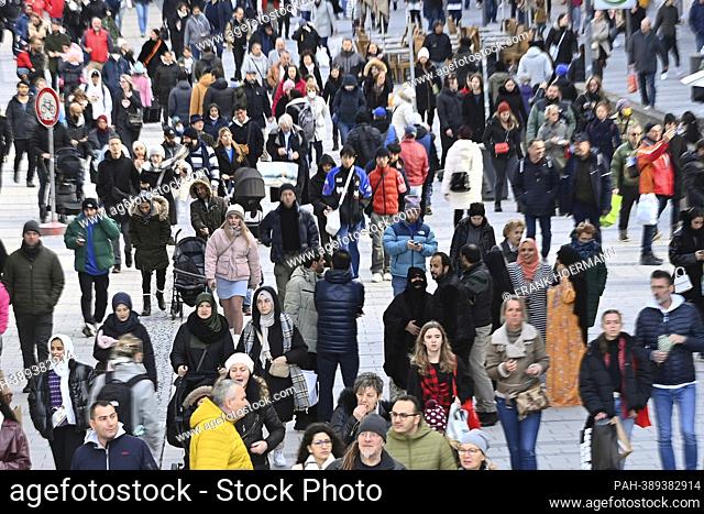 Passers-by, people in the busy, crowded pedestrian zones in Munich on December 24th, 2022. Customers, people, Kaufinger Strasse, Neuhauser Strasse