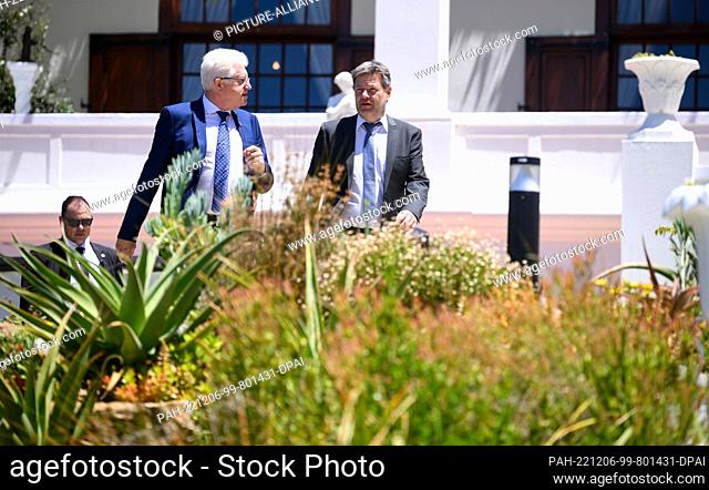 06 December 2022, South Africa, Kapstadt: Robert Habeck (Bündnis 90/Die Grünen, r), Federal Minister for Economic Affairs and Climate Protection, and Alan Winde