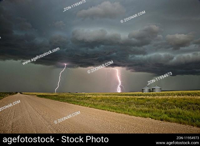 Prairie Storm Saskatchewan shelf cloud danger Lightning