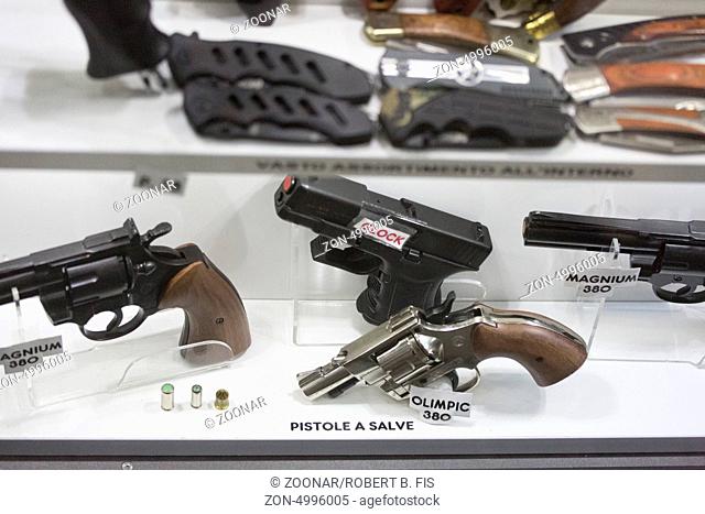 Pistolen zum freien Verkauf in einem Schaufenster in san Marino, Foto: Robert B. Fishman, ecomedia, 11.8.2013