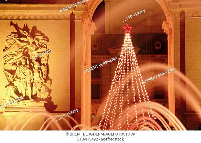 Arc de Triomphe replica and Christmas tree at Paris Hotel and Casino, fountains at fore. Las Vegas. Nevada, USA