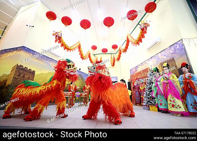 RUSSIA, MOSCOW - FEBRUARY 4, 2023: Costumed dancers perform the lion dance during a Lantern Festival celebration held on the premises of the exhibition ""The...