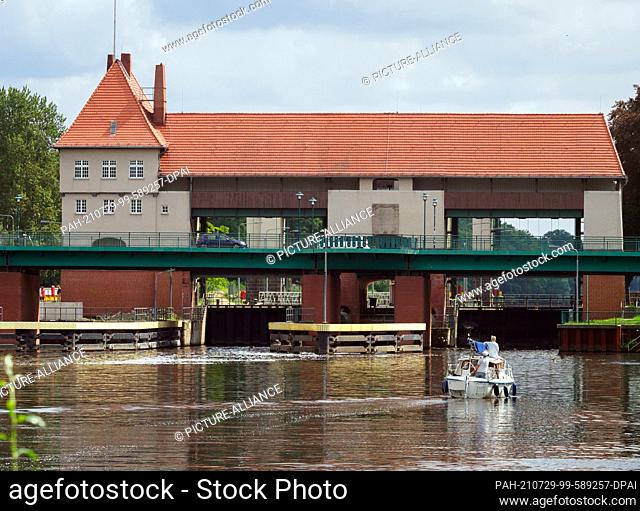22 July 2021, Brandenburg, Kleinmachnow: A motorboat waits in the Teltow Canal in front of the Kleinmachnower lock. The Teltow Canal runs for about 38...