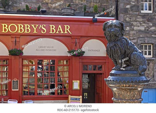 Statue of Greyfriars Bobby, in front of Bobby's Bar, near cemetery Greyfriars Kirkyard, Edinburgh, Lothian, Scotland, Skye Terrier