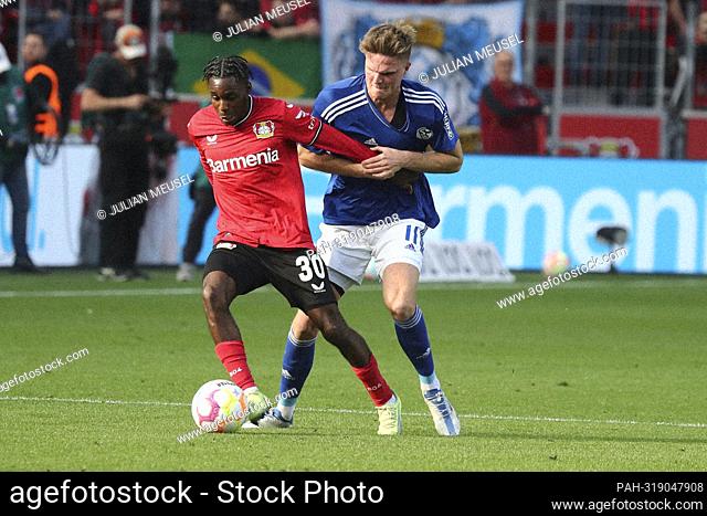 Jeremie FRIMPONG (Bayer 04 Leverkusen, #30) in duels with Marius BUELTER (FC Schalke 04, #11) Soccer 1st Bundesliga / 9th matchday, matchday 09
