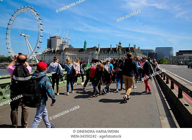 Tourists and locals enjoying the sunshine in Westminster. Featuring: Atmosphere, View Where: London, United Kingdom When: 06 Jun 2018 Credit: Dinendra...