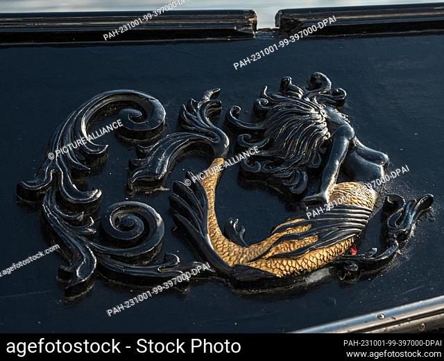 PRODUCTION - 25 September 2023, Brandenburg, Werder (Havel): A carved mermaid decorates the Venetian gondola. Alexander Fuchs wants to give his passengers a...