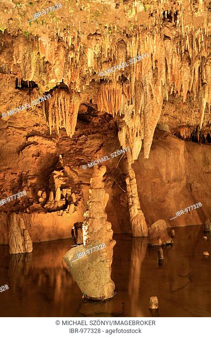 Meramec Caverns cave system with lime stone formations like stalagmites and stalactites on Meramec River, Missouri, USA