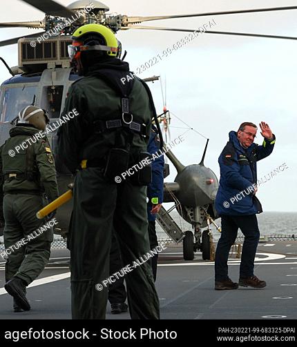 21 February 2023, Schleswig-Holstein, Eckernförde: Boris Pistorius (SPD), Federal Minister of Defense, waves goodbye before departing on a Bundeswehr ""Sea King...