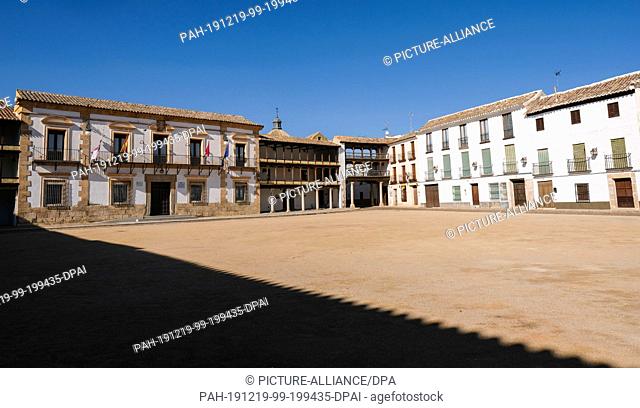 24 September 2019, Spain, Tembleque: The large market square Plaza Mayor with its loggia houses. The historic town centre is recognised as a National Cultural...