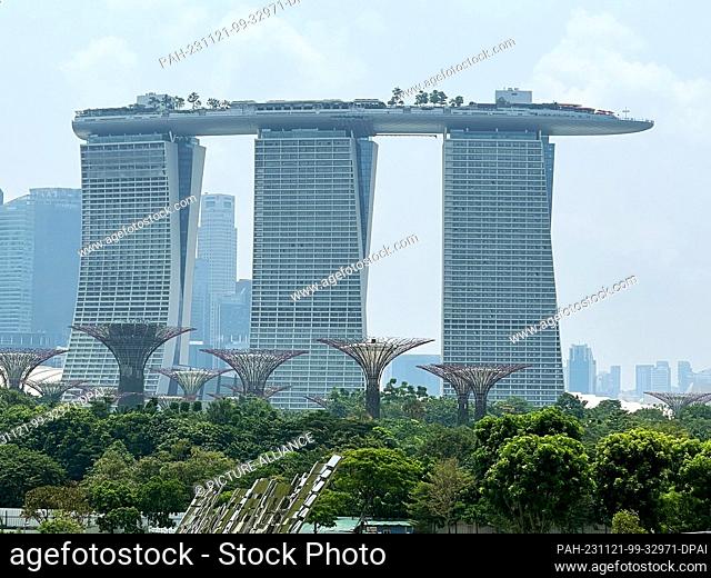 01 October 2023, Singapore, Singapur: View of the famous Supertrees (front) and the Marina Bay Sands hotel. Photo: Carola Frentzen/dpa