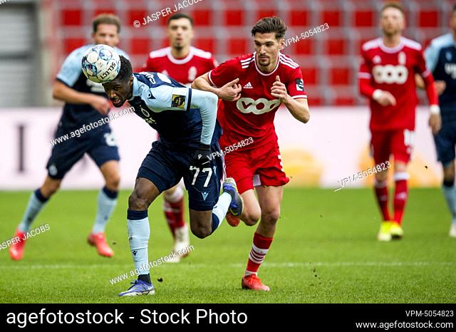 Club's Clinton Mata and Standard's Alexandro Calut fight for the ball during a soccer match between Standard de Liege and Club Brugge
