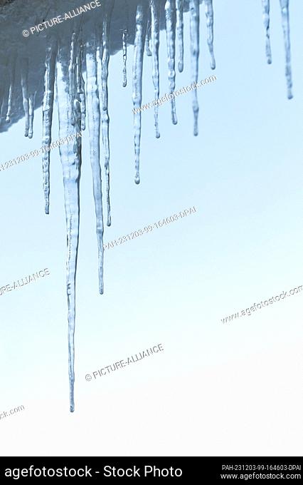 03 December 2023, Baden-Württemberg, Rottweil: Icicles hang from the gutter of a residential building in the morning light. Photo: Silas Stein/dpa