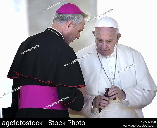 Monsignor Georg Gaenswein. photo: Monsignor Georg Gaenswein, Pope Francis during of a weekly general audience at St Peter's square in Vatican, Wednesday