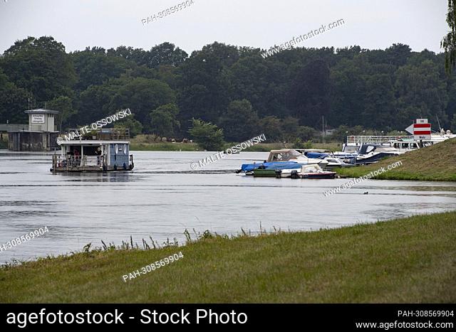 A houseboat drives on the Ems/Dortmund-Ems Canal, Lingen on July 31, 2022. ©. - Lingen/Niedersachsen/Deutschland