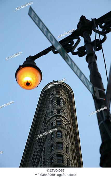 USA, New York city Manhattan Strassenecke Flatiron Building lantern, street-sign, detail, from below, series, North America, America, New York, city, city