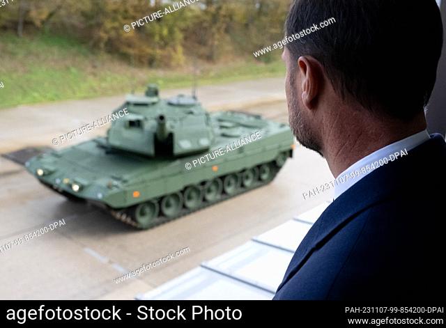 07 November 2023, Bavaria, Munich: Haakon, Crown Prince of Norway, watches a performance demonstration of a Leopard 2 main battle tank on the Krauss-Maffei...